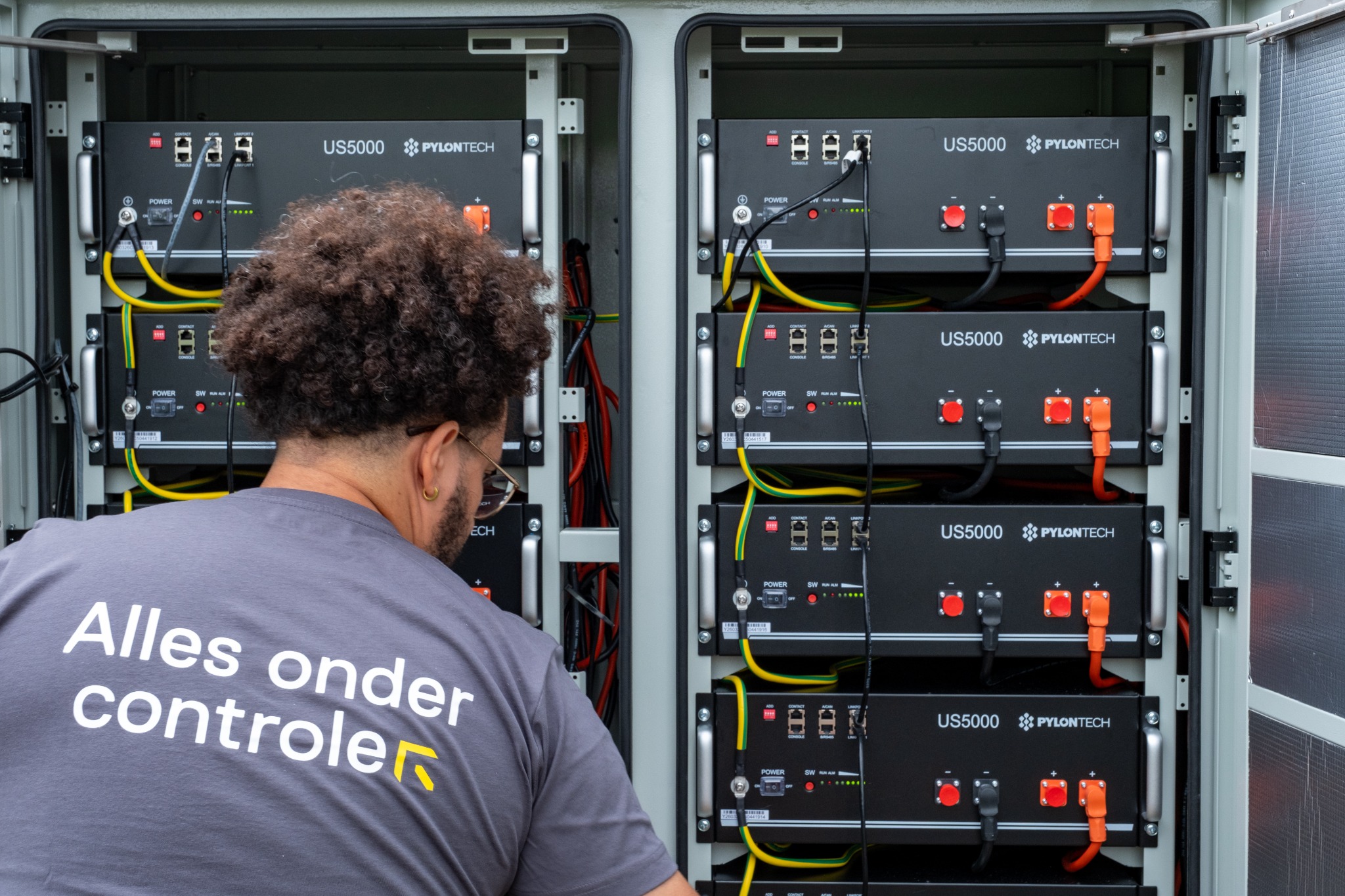 Regilo-monteur werkt aan de batterijmodules van een energieopslagsysteem